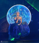 组图：幸田来未开唱扮性感水手 开腿钻跨样样来