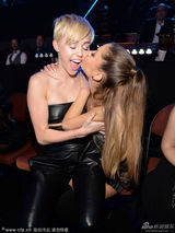 组图：爱莉安娜获最佳流行奖 亲麦莉秀恩爱