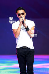 组图：谢霆锋亮相活动笑容满面 佛珠疑王菲所赠