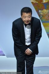 组图：戛纳影节颁奖评委会成员登台 贾樟柯鞠躬