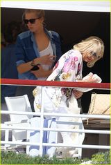 组图：莱昂纳多带小女友见家长 老妈时髦赴宴