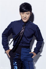 组图：林申镜头前轻咬领带眼神忧郁