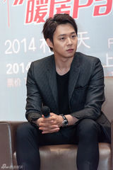 独家：朴有天上海会歌迷 黑衣亮相表情严肃