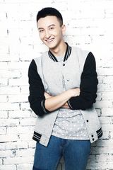 组图：牛骏峰时尚暖男写真鬼马俏皮