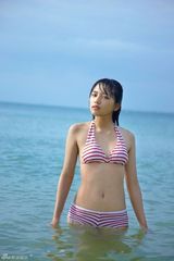 组图：《金田一》女星川口春奈曝私照 海边玩比基尼诱惑
