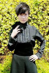 组图：李宇春戛纳拍写真 黑衣酷帅钻饰高贵