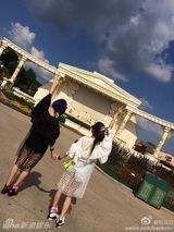 组图：包贝尔贺未婚妻生日 牵手十年甜蜜如初