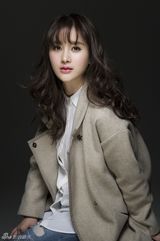 组图：郑媛元初秋写真 风衣加身清爽干练