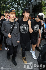 组图：Super Junior回归赴电视台彩排 粉丝围堵拍照忙