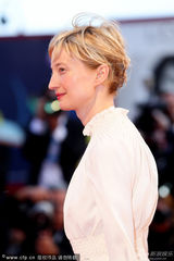 组图：《饥饿的心》阿尔巴-洛瓦赫裸色长裙亮相