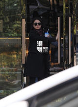 独家：李湘素颜外出车内啃三明治