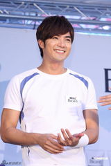 组图：宥胜贺军翔同台秀肌肉 两大师奶杀手比帅