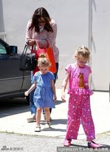 组图：詹妮弗-加纳携女出游 宝贝们红蓝搭配很可爱