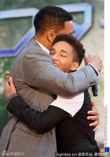 组图：威尔-史密斯携14岁幼子做宣传大秀父子情