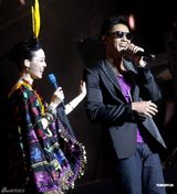 组图：范玮琪开个唱姐妹助阵 老公黑人上台送热吻 