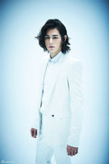 组图：“时代新宠”李贤宰大片尽显花样魅力