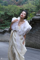 高清图：高圆圆韩国拍摄芭莎写真工作花絮5