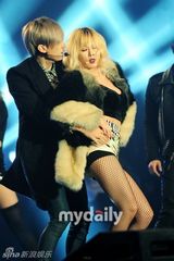 组图：TroubleMaker贴身热舞助兴韩足联颁奖礼