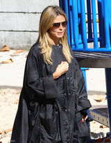 组图：海蒂-克鲁姆宽松外套陪女儿玩耍显母爱