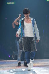 组图：罗志祥俏皮红衫红馆开唱 摔倒杨丞琳怀中