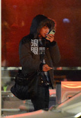 组图：林更新休闲装扮回京 机场抽烟吞云吐雾