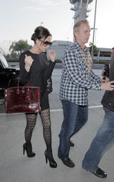 组图：维多利亚现身机场 身穿黑色连身裙黑色丝袜