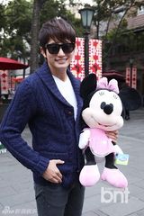 组图：韩星朴施厚抱玩偶街头卖萌开心似孩童