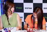 组图：韩女团SISTAR靓装出席粉丝签名会