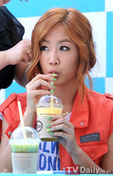 组图：韩女团SISTAR办粉丝签名会清凉性感