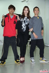 组图：浩角翔起搭配侯佩岑主持跨年秀舞技