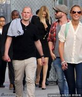 组图：查理兹-塞隆街头亮相紧身裙秀身材