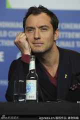 组图：裘德-洛熟男魅力不减 托腮卖萌N连拍