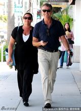 组图：布鲁斯南街拍曝光 黑超遮面彰显成熟魅力