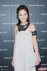 组图：汤洛雯黄芷晴相见欢 吴雨霏为时装店开唱