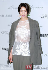 组图：车艺莲嘉熙薄纱装亮相 金宇彬西装展个性