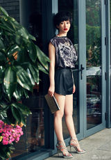 组图：李小冉红唇街拍写真 时尚干练尽显魅力