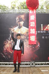 高清图：林俊杰为个唱造势 英俊现身相伴豪车