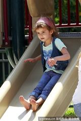 组图：杰西卡-阿尔芭全家野餐 女儿勾脖倒地表情囧