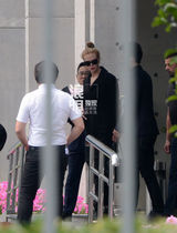 独家：女神来了！妮可空降上海 墨镜掩面显霸气