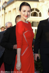 组图：章子怡获苏菲玛索颁奖 亲密合影似姐妹花