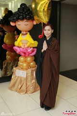 组图：邝美云身穿宗教服 致力于祈福忏悔