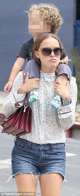 组图：娜塔莉-波特曼扛儿子外出 装扮似大学生