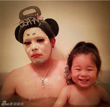 组图：日本父女逗比泡澡照走红 蠢萌犯二又有爱