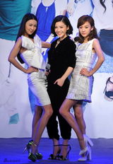 组图：《闺蜜》三大美女陈意涵薛凯琪杨子珊相约票房过6亿裸泳庆祝