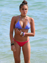 组图：麦当娜17岁女儿泳装秀大胸 骑同伴玩疯