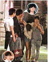 组图：房祖名流连夜店尽欢谑 把酒揽妹旧照曝光