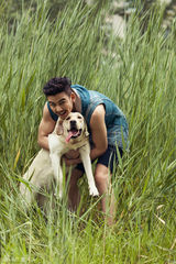 组图：杨烁萌犬花丛中嬉戏 悠享初秋时光