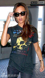 组图：贝嫂骷髅潮T现身机场 戴金腕表霸气十足