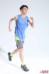 组图：吴千语拍运动写真 展现纤细好身材