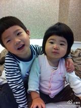 策划：我家有娃初长成 爸爸2萌娃幼时照大曝光